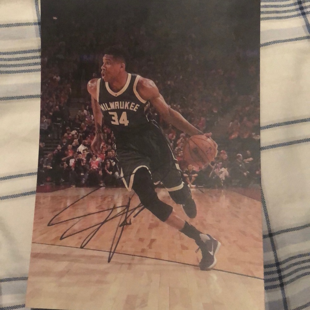 Giannis Antetokounmpo Autographed Photo